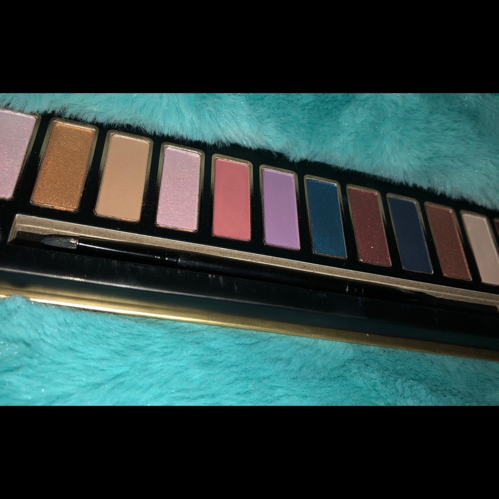 Daisy Fuentes Mattes and Metals Eyeshadow Palette